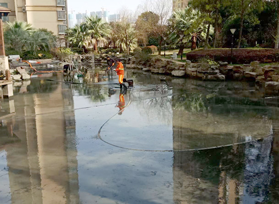 黑山景观池淤泥清理