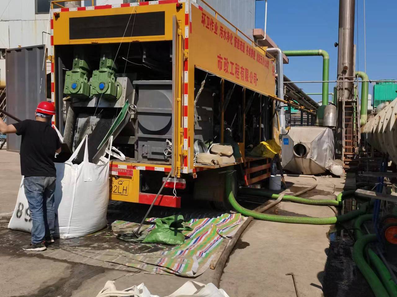 黑山淤泥压干处理