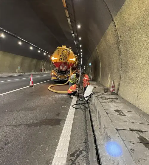 黑山隧道排水渠清淤